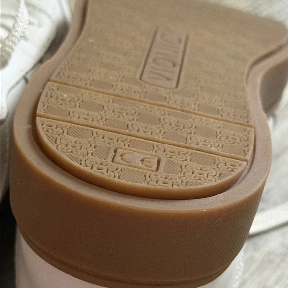 Vionic White Leather Women's Sneakers with Gum Sole VIONIC
Kimmie Court - Picture 5 of 10